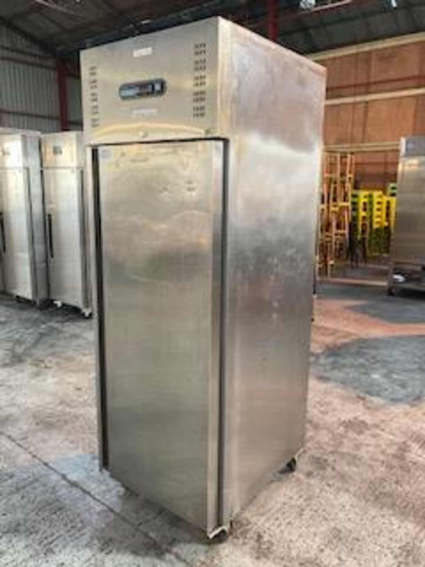 Polar G592 Single Door Upright Stainless Steel 600 Ltr Fridge - Image 2 of 5