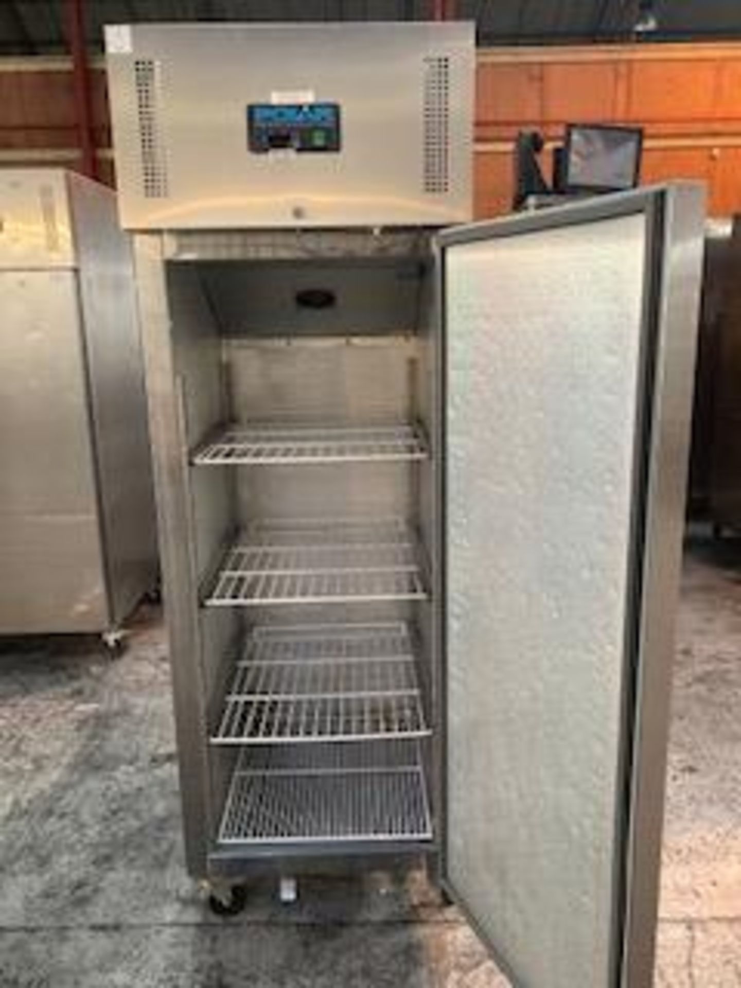 Polar G592 Single Door Upright Stainless Steel 600 Ltr Fridge - Image 4 of 5