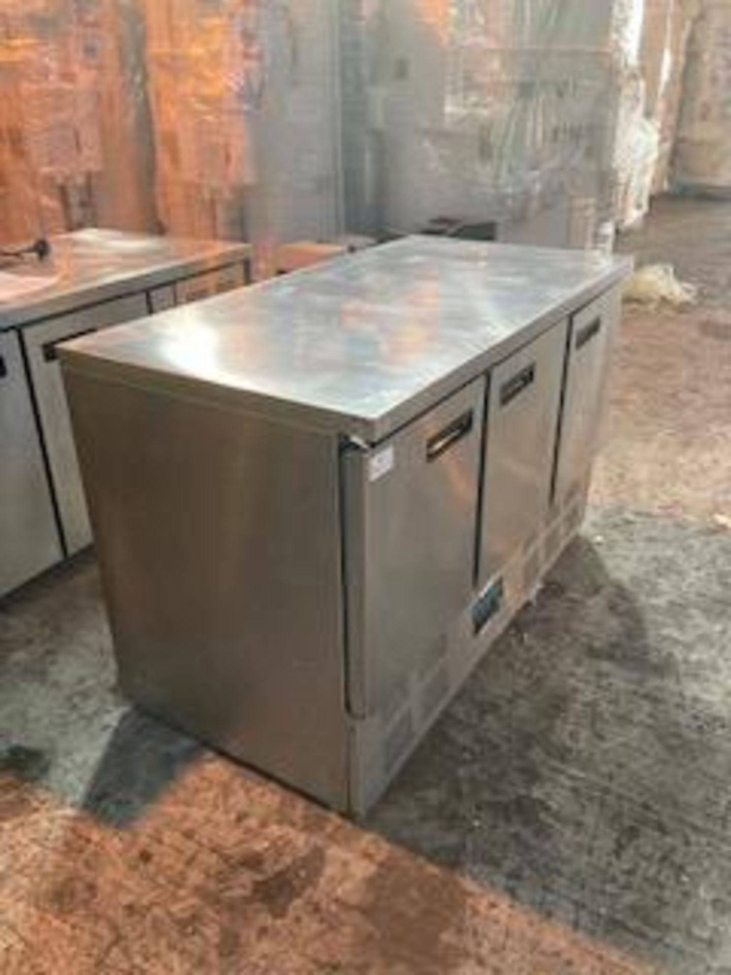 Polar G622 Three Door Stainless Steel 368 Ltr Counter Fridge - Image 4 of 5