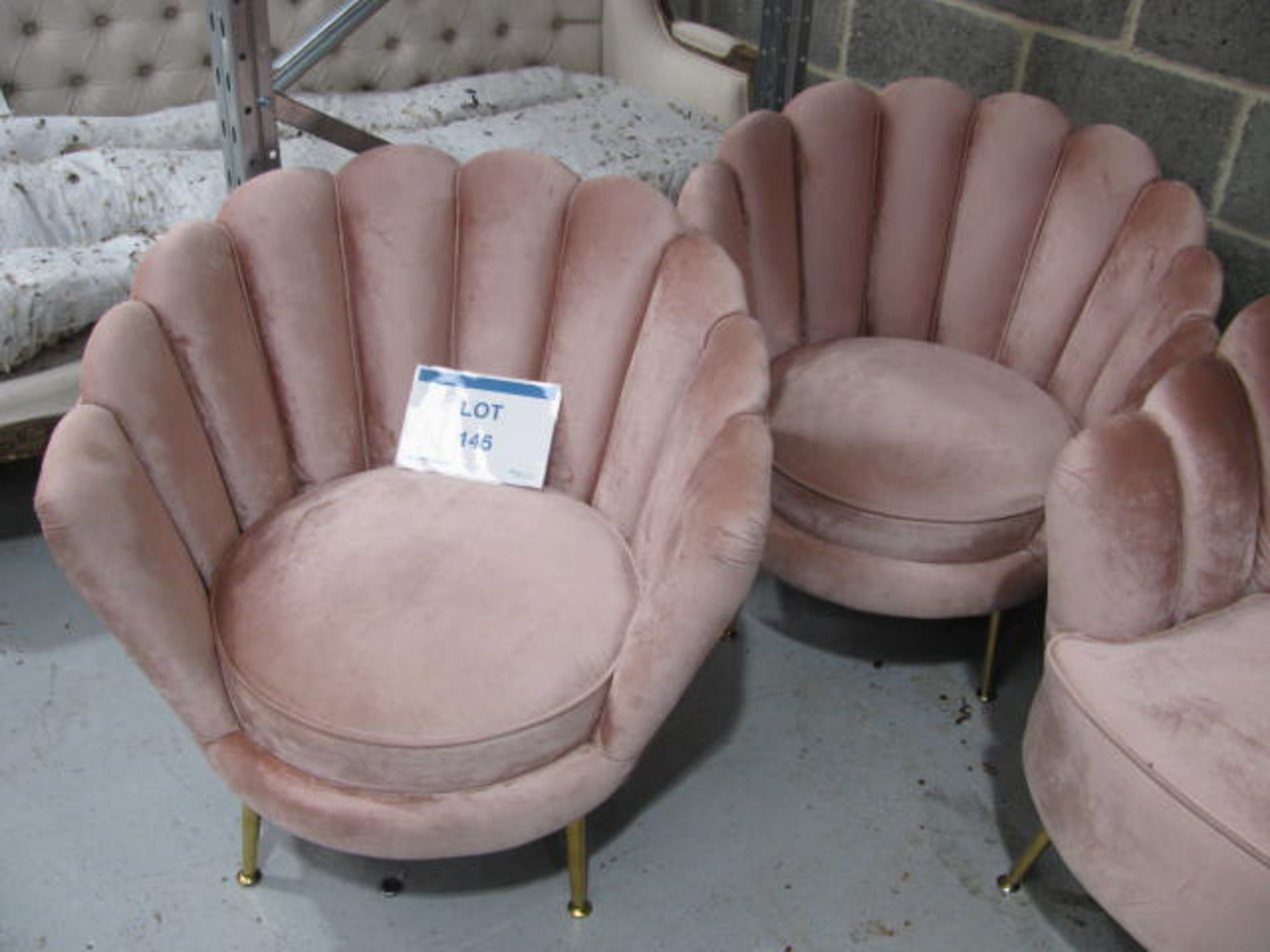 Fabric upholstered oyster back sofa with (3) contrasting chairs - Image 2 of 3