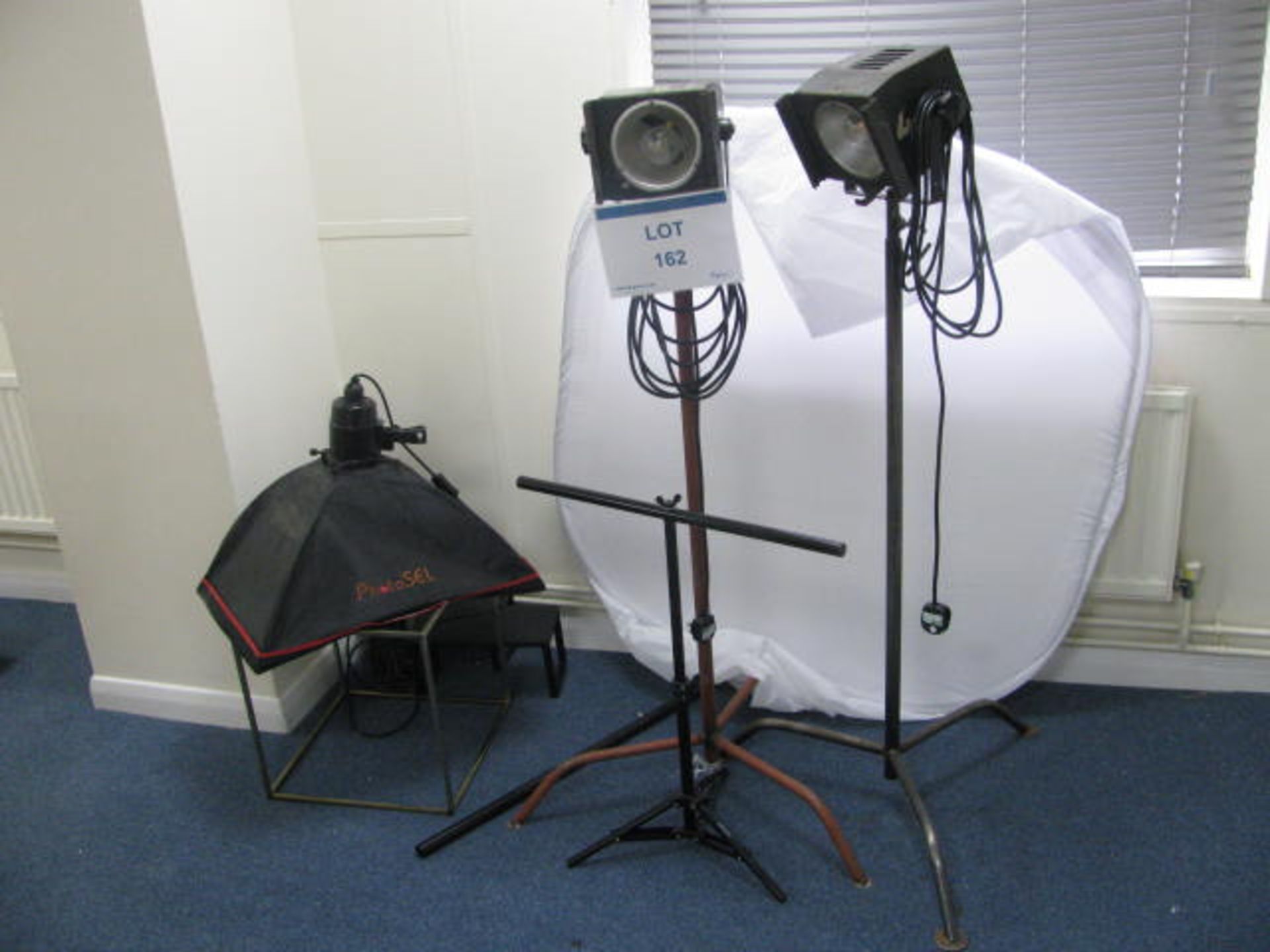 Photoset photographic lamp, Neewer photographic stand and (2) Flood lights on stand - Image 3 of 4