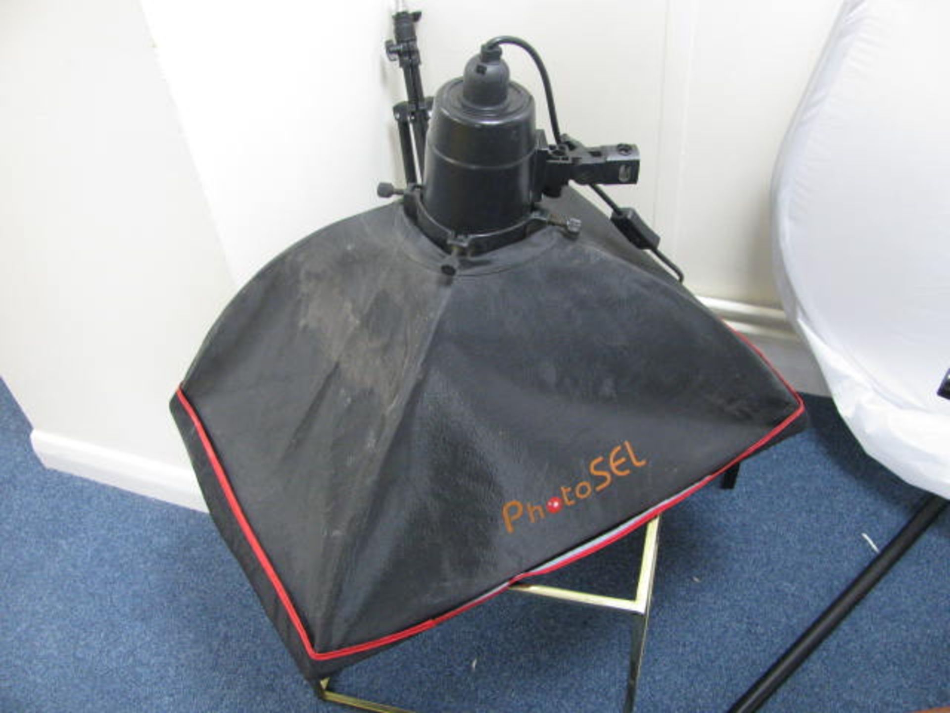 Photoset photographic lamp, Neewer photographic stand and (2) Flood lights on stand - Image 2 of 4