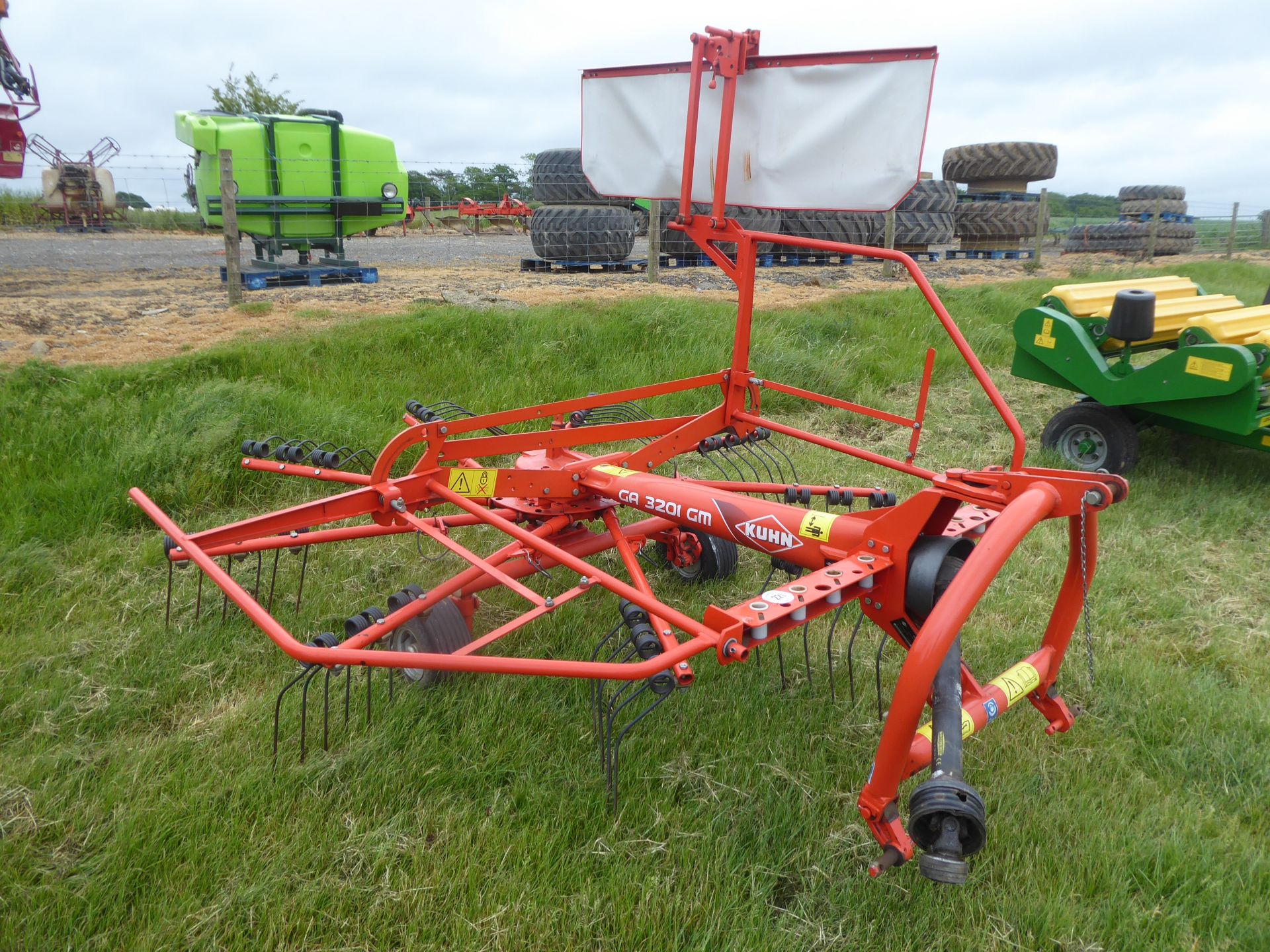 Kuhn GA3201 GM single rotor rake