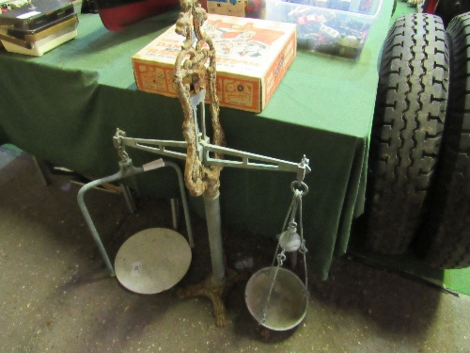 Vintage Grocer's scales. Estimate £20-40