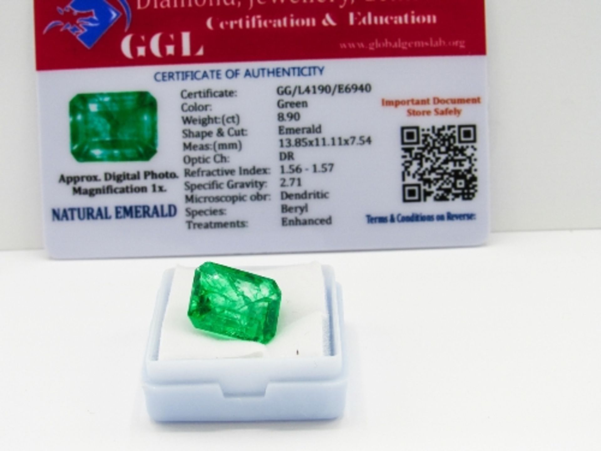 Emerald cut loose emerald, weight 8.90ct, with certificate. Estimate £40-50