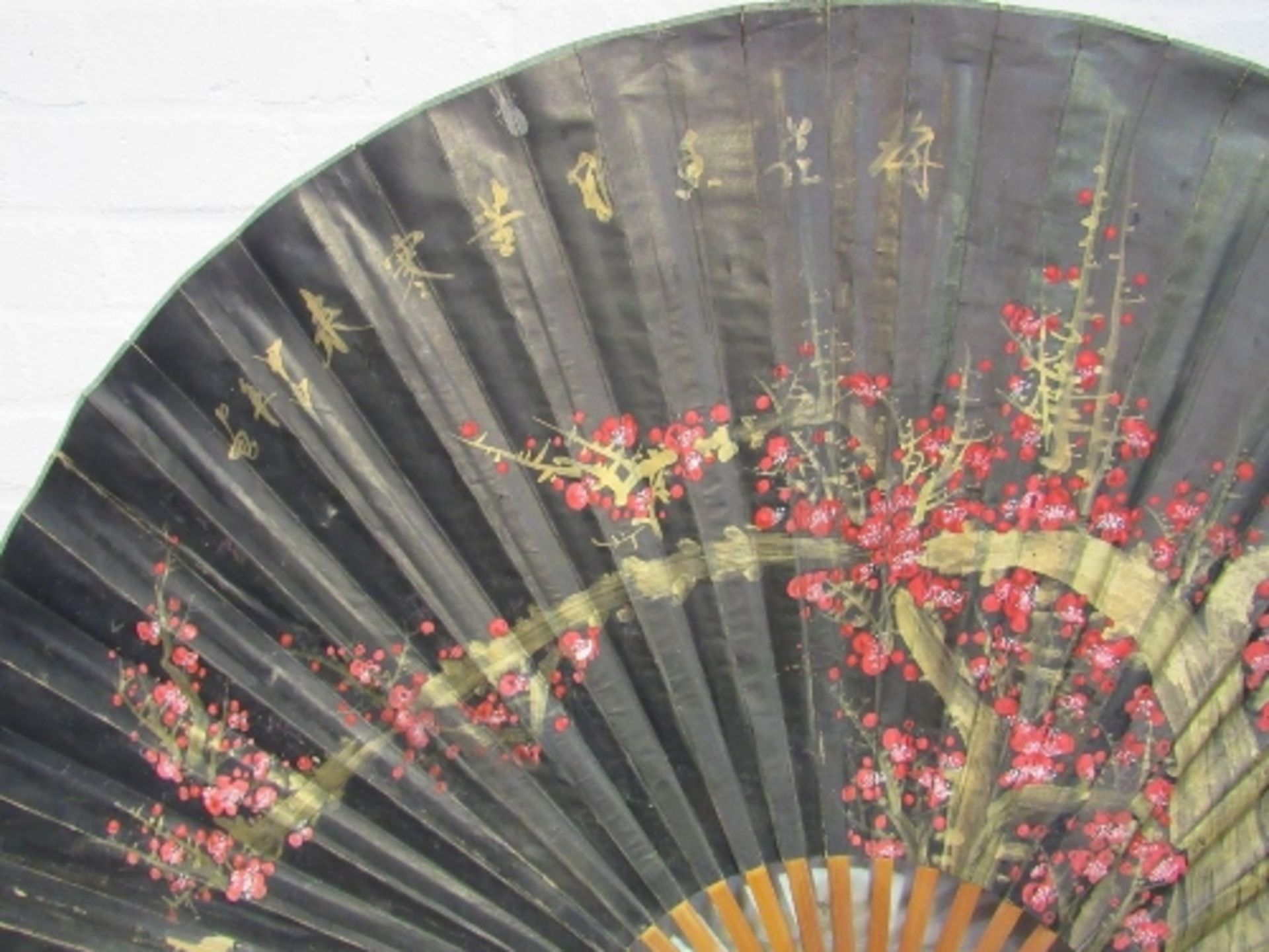 Large oriental hand-painted paper fan, 163 x 86cms. Estimate £20-40 - Image 2 of 2