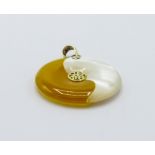 14ct gold mother of pearl & jade Ying Yang pendant. Estimate £10-20