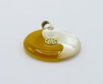 14ct gold mother of pearl & jade Ying Yang pendant. Estimate £10-20