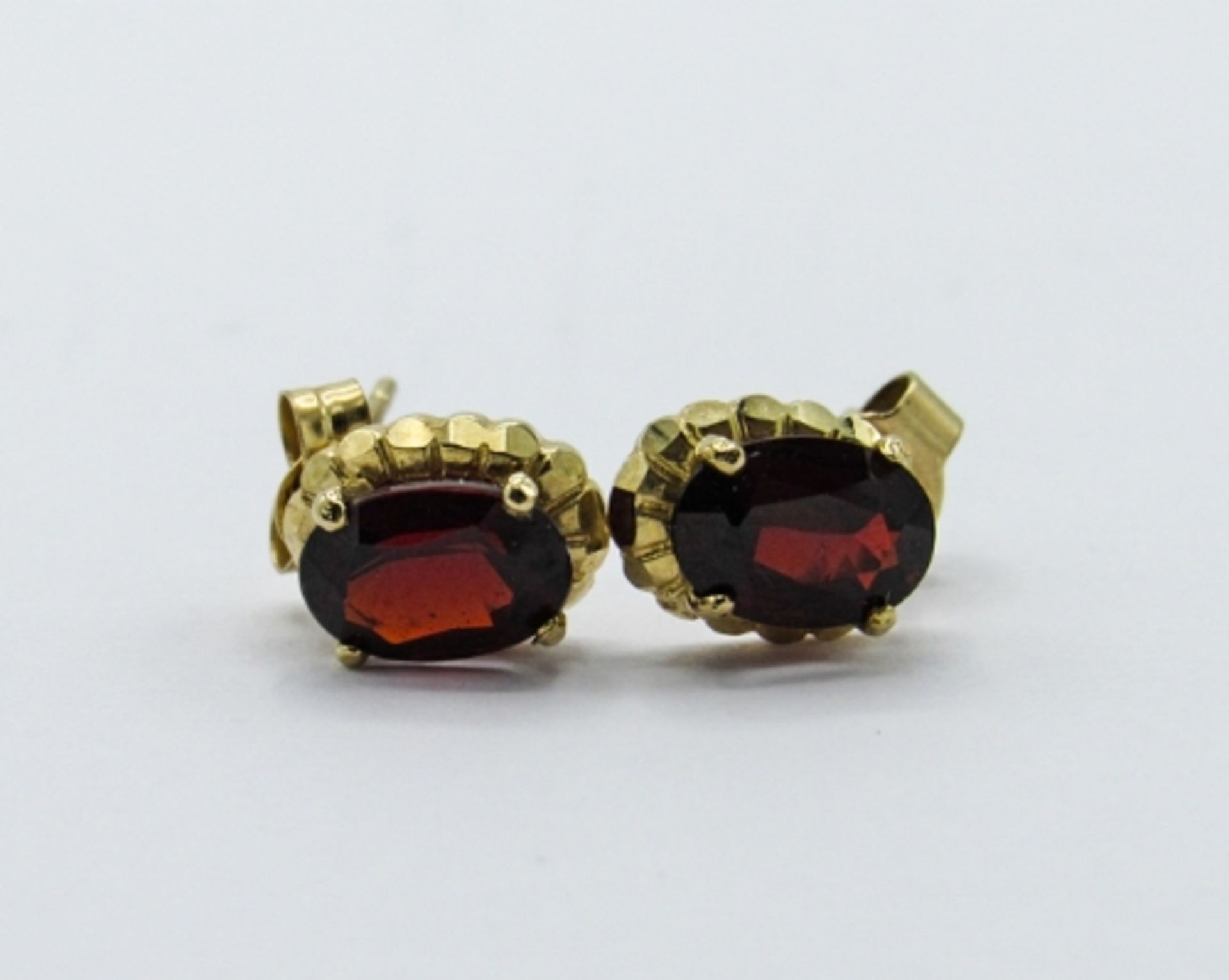 Yellow metal & garnet stud earrings with 9ct gold backs. Estimate £15-20