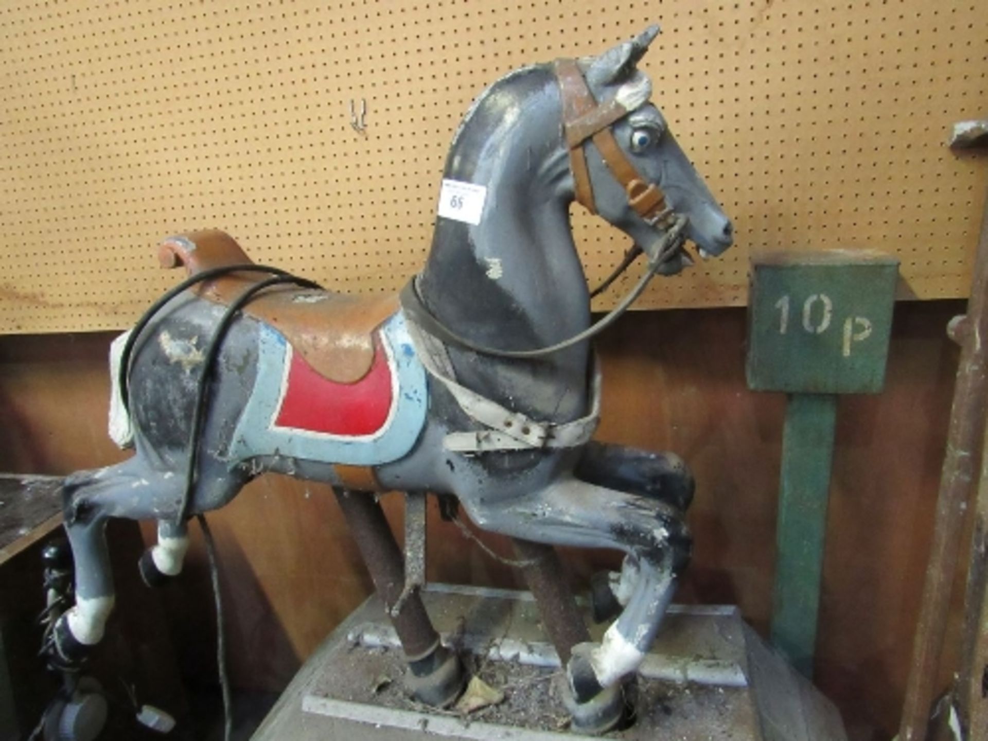 Mechanical/electric amusement arcade children's ride-on horse, height 132cms x 115cm length. - Image 3 of 4