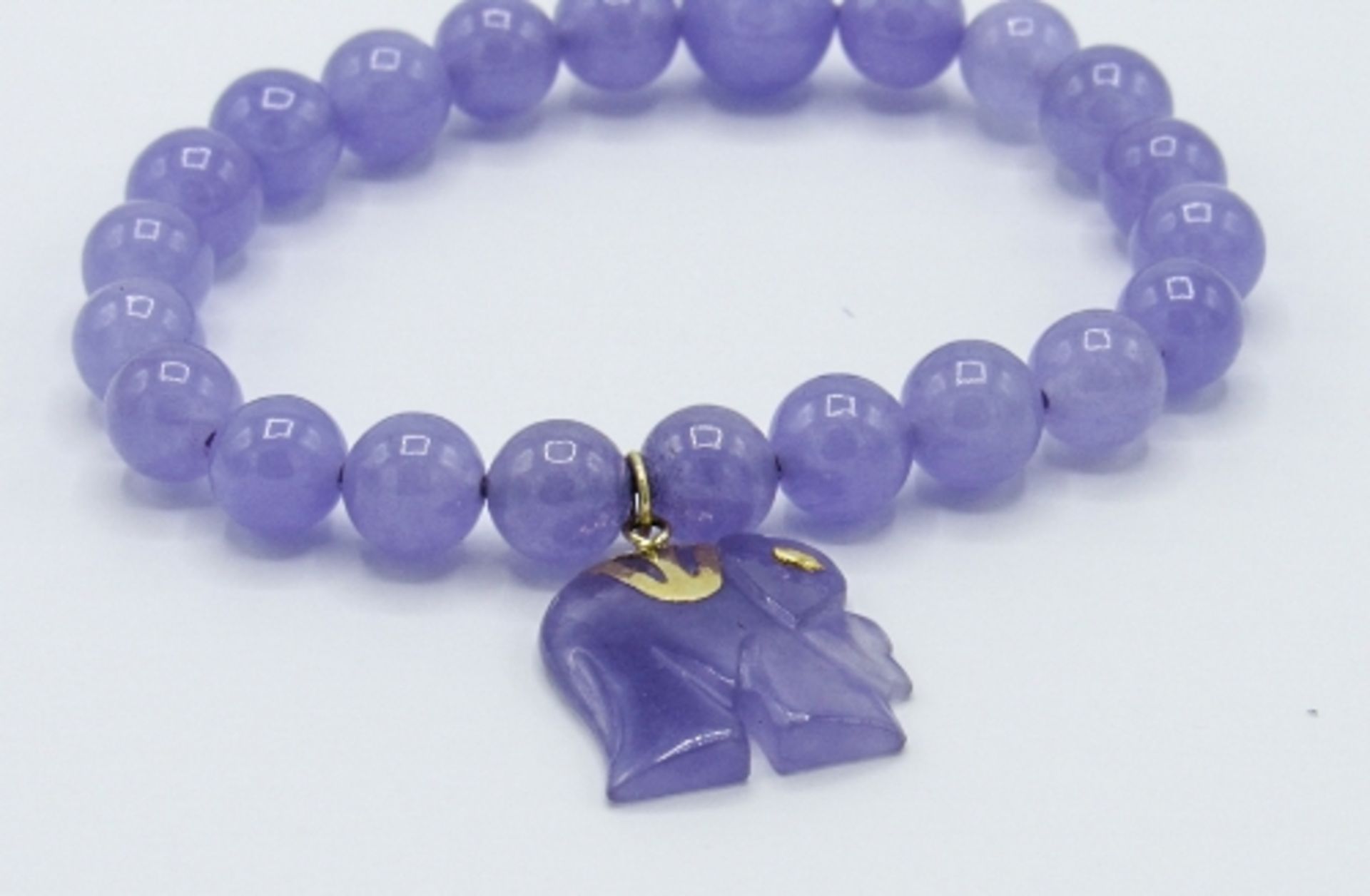 14ct gold mounted lavender jade elephant pendant & matching bracelet. Estimate £15-20 - Image 2 of 3
