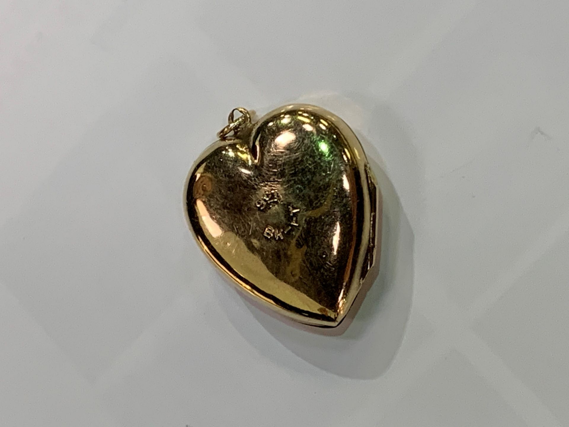 9 carat gold heart locket, opens to take photo with leaf & scroll design. Estimate £35-40 - Image 2 of 3