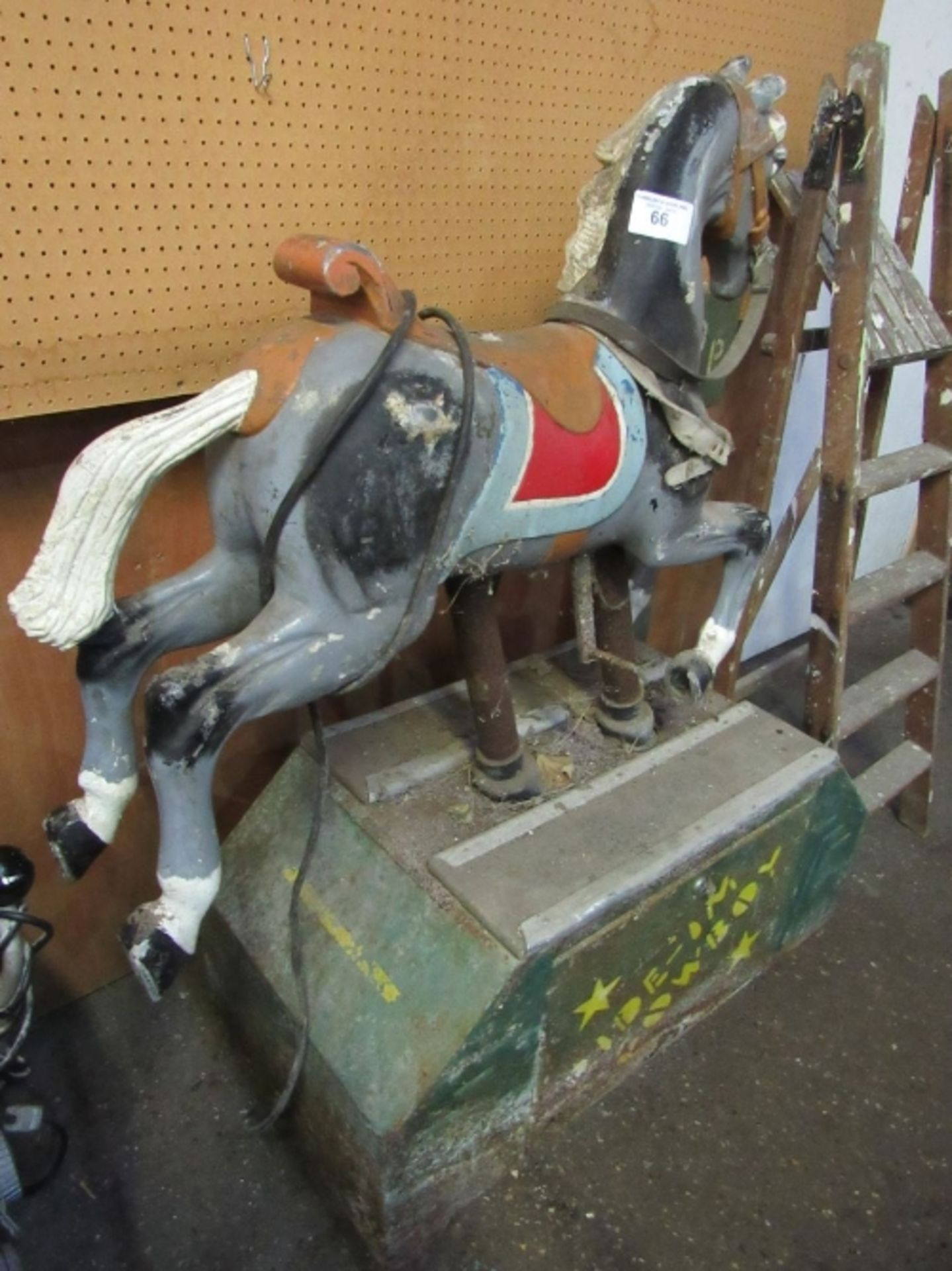 Mechanical/electric amusement arcade children's ride-on horse, height 132cms x 115cm length. - Image 4 of 4
