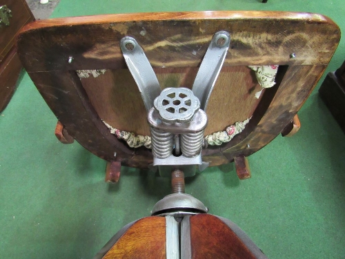 Early 20th century oak swivel chair on castors. Estimate £30-40 - Image 3 of 5