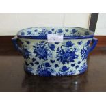 A Victoria ware Ironstone footbath/jardiniere Estimate £20-40