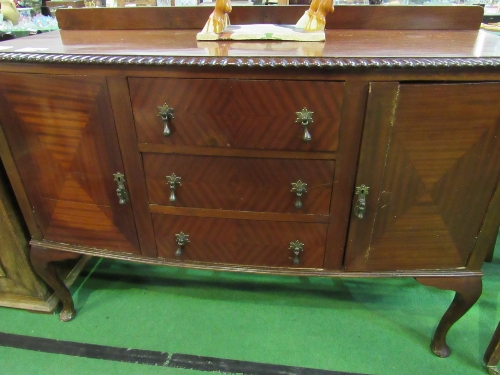 Mahogany curved front sideboard with 3 centre drawers, flanked by cupboards, 135 x 52 x 92cms - Image 3 of 3