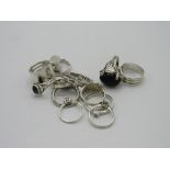 Qty of silver rings. Estimate £30-40
