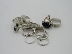 Qty of silver rings. Estimate £30-40