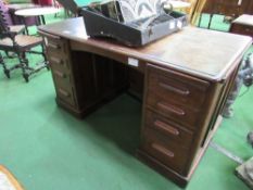 Oak twin pedestal desk with centre frieze drawers, 4 drawers to each pedestal, 140 x 79 x 80cms.