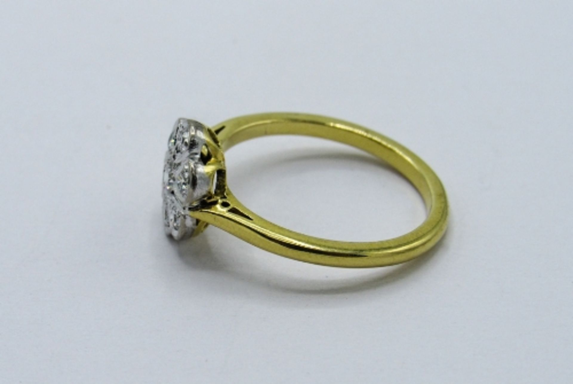 18ct gold floral set 7 diamond ring, weight 3.8gms, size O 1/2. Estimate £350-380 - Image 3 of 4