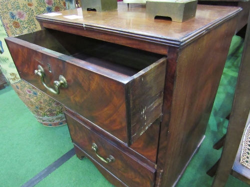 Mahogany small chest of 3 graduated drawers, 53 x 49 x 74cms. Estimate £30-50 - Image 2 of 3