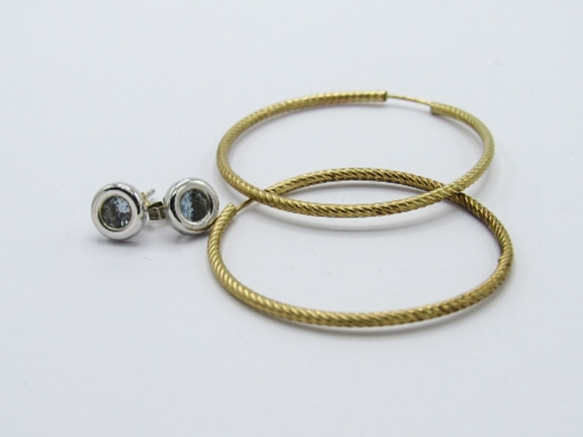 White metal peridot stud earrings with 9ct gold backs & a pair of yellow metal hooped earrings. - Image 4 of 4