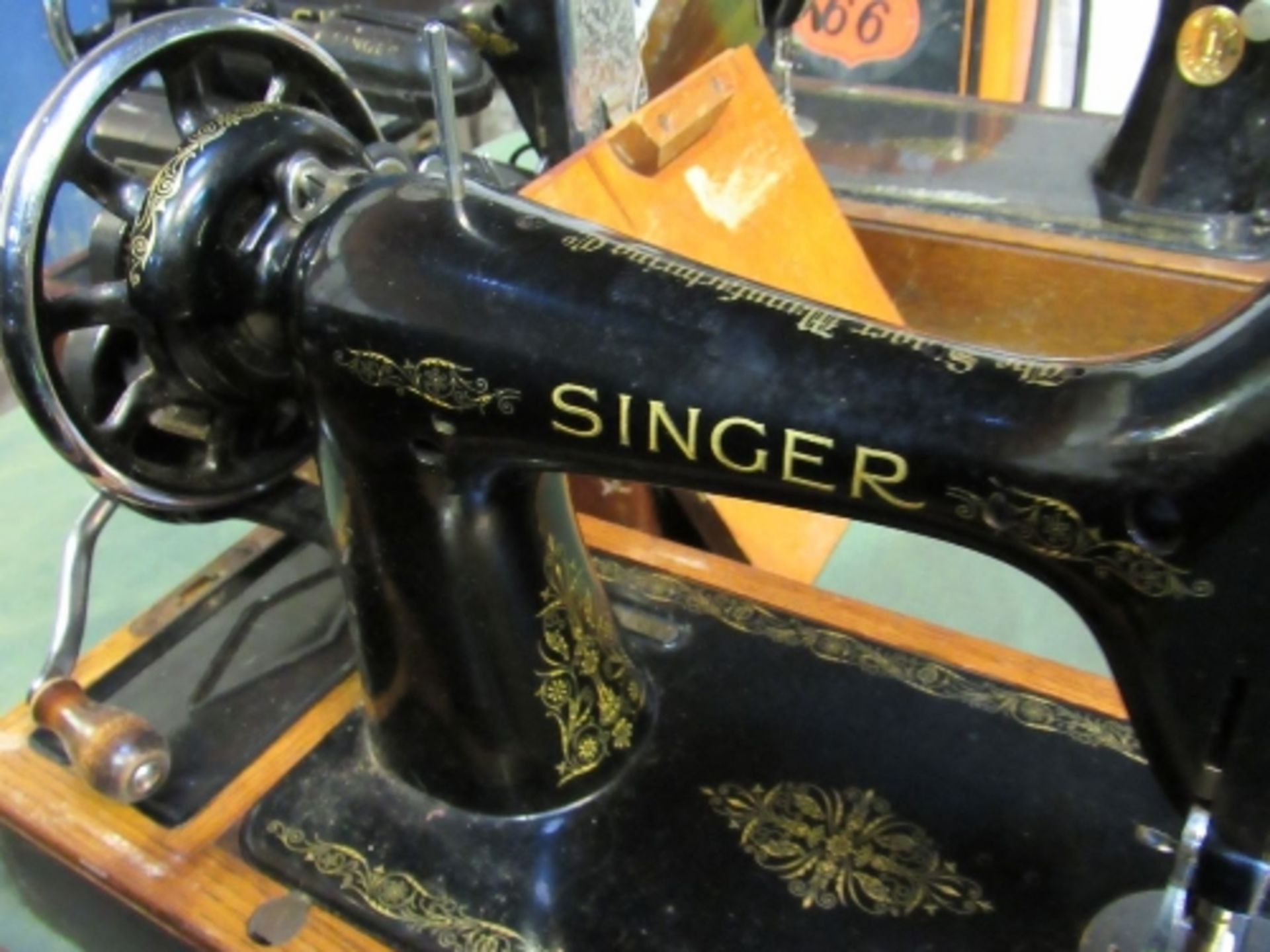 Singer EA356232 manual sewing machine in case, with key. Estimate £20-30 - Image 2 of 2