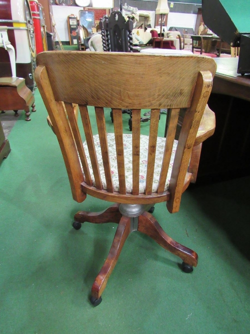 Early 20th century oak swivel chair on castors. Estimate £30-40 - Image 4 of 5