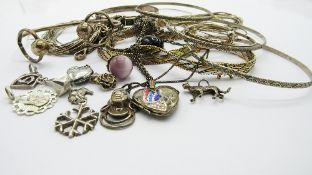 Bag of sterling silver & white metal jewellery. Estimate £20-30