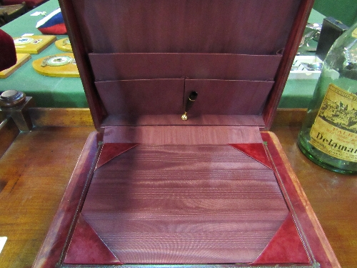 Vintage leather writing slope in very good condition, burgundy colour with gild embossed edging. - Image 2 of 3