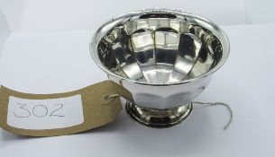 Silver teapot, hallmarked Sheffield 1931, 14ozt with matching sugar bowl, 4ozt. Estimate