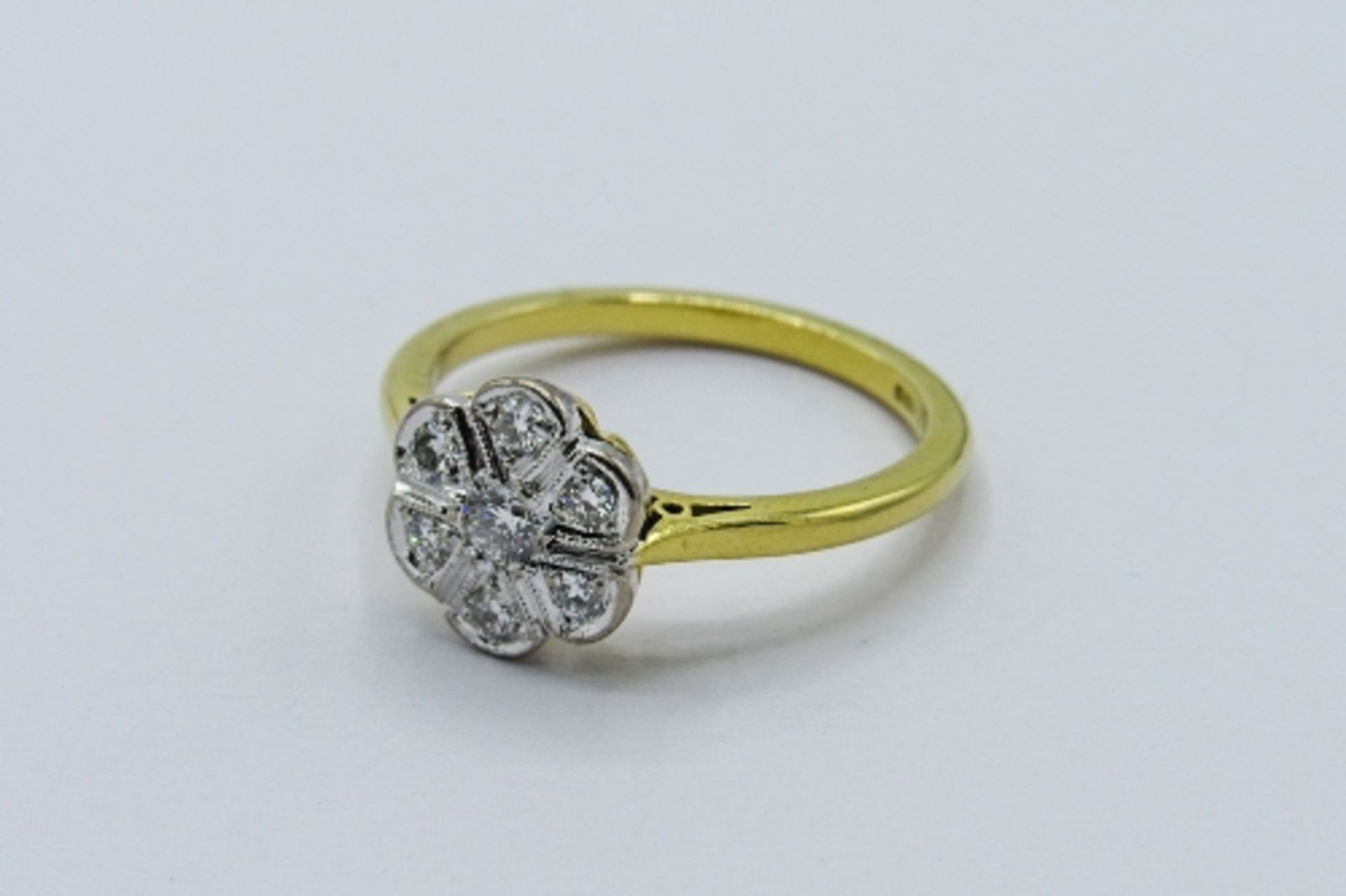 18ct gold floral set 7 diamond ring, weight 3.8gms, size O 1/2. Estimate £350-380 - Image 4 of 4