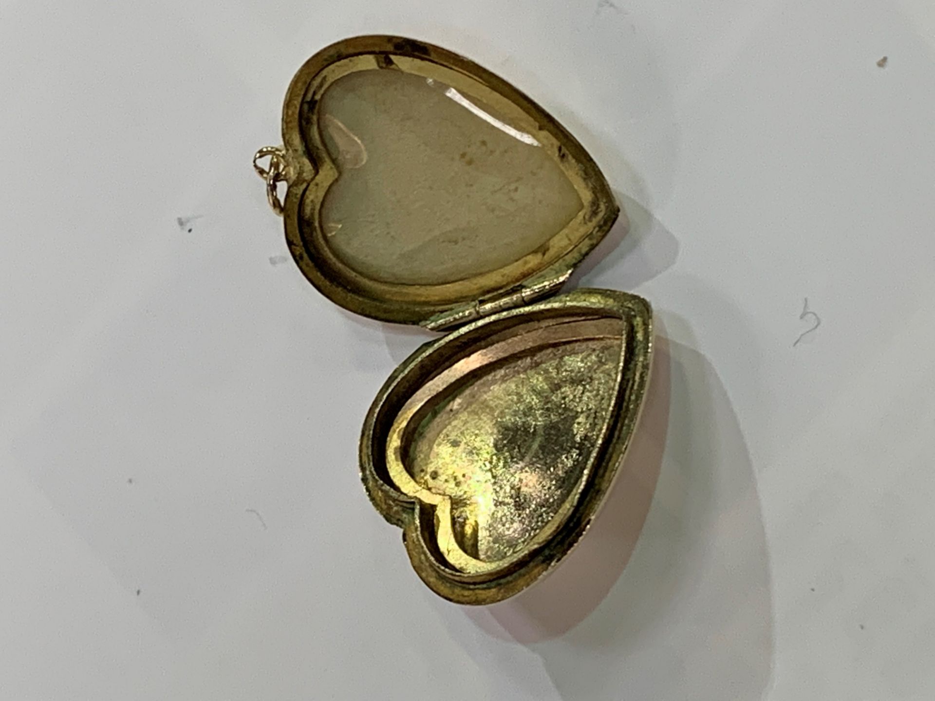9 carat gold heart locket, opens to take photo with leaf & scroll design. Estimate £35-40 - Image 3 of 3