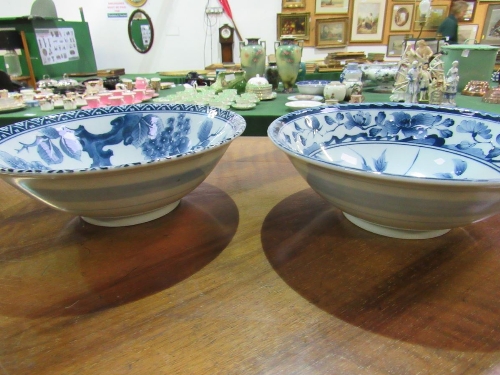 2 blue & white oriental bowls. Estimate £20-30 - Image 4 of 4