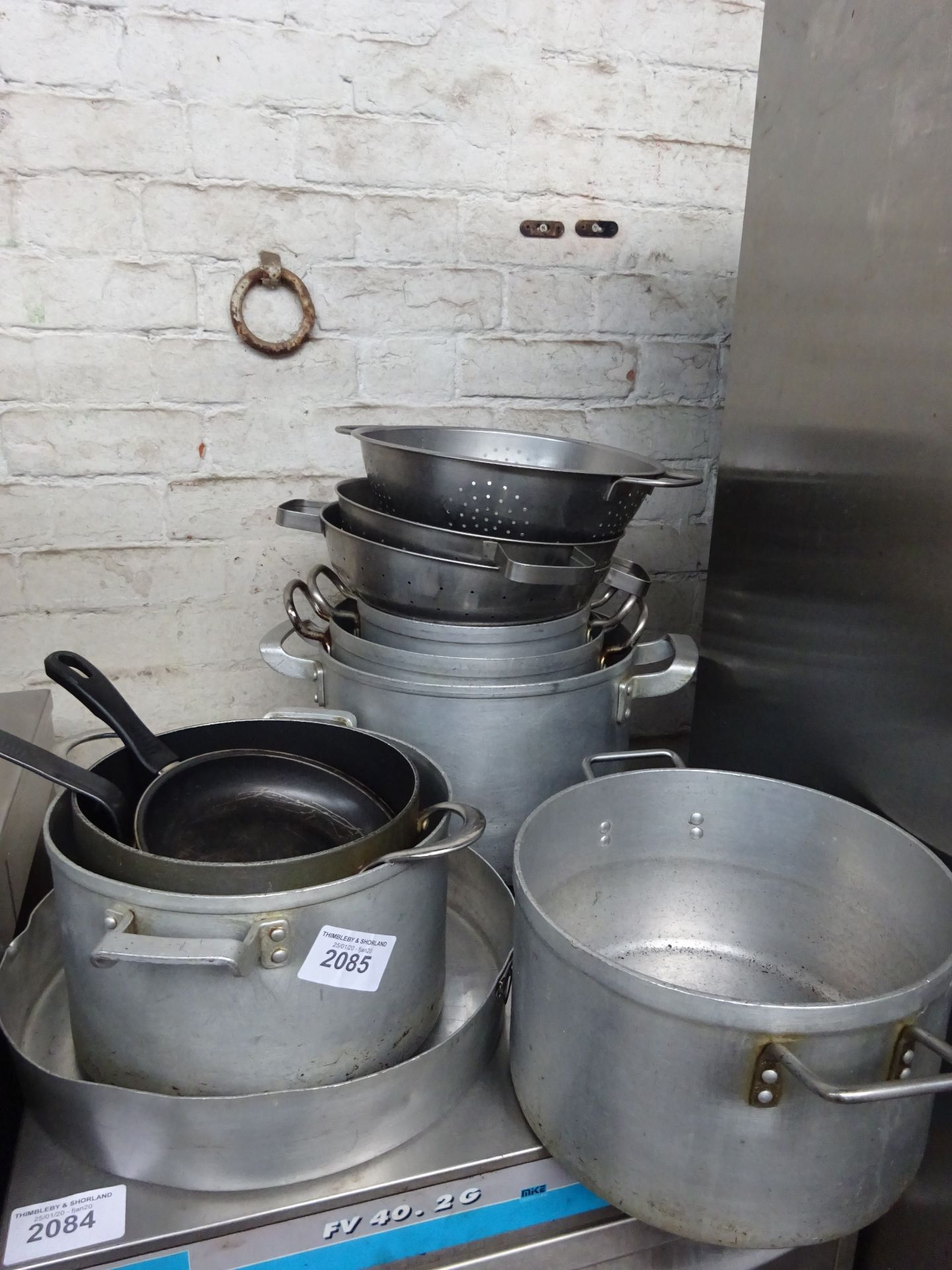 Qty of aluminium cook ware