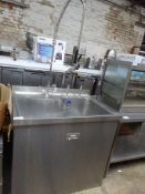 Single bowl, single drainer sink unit with spray hose