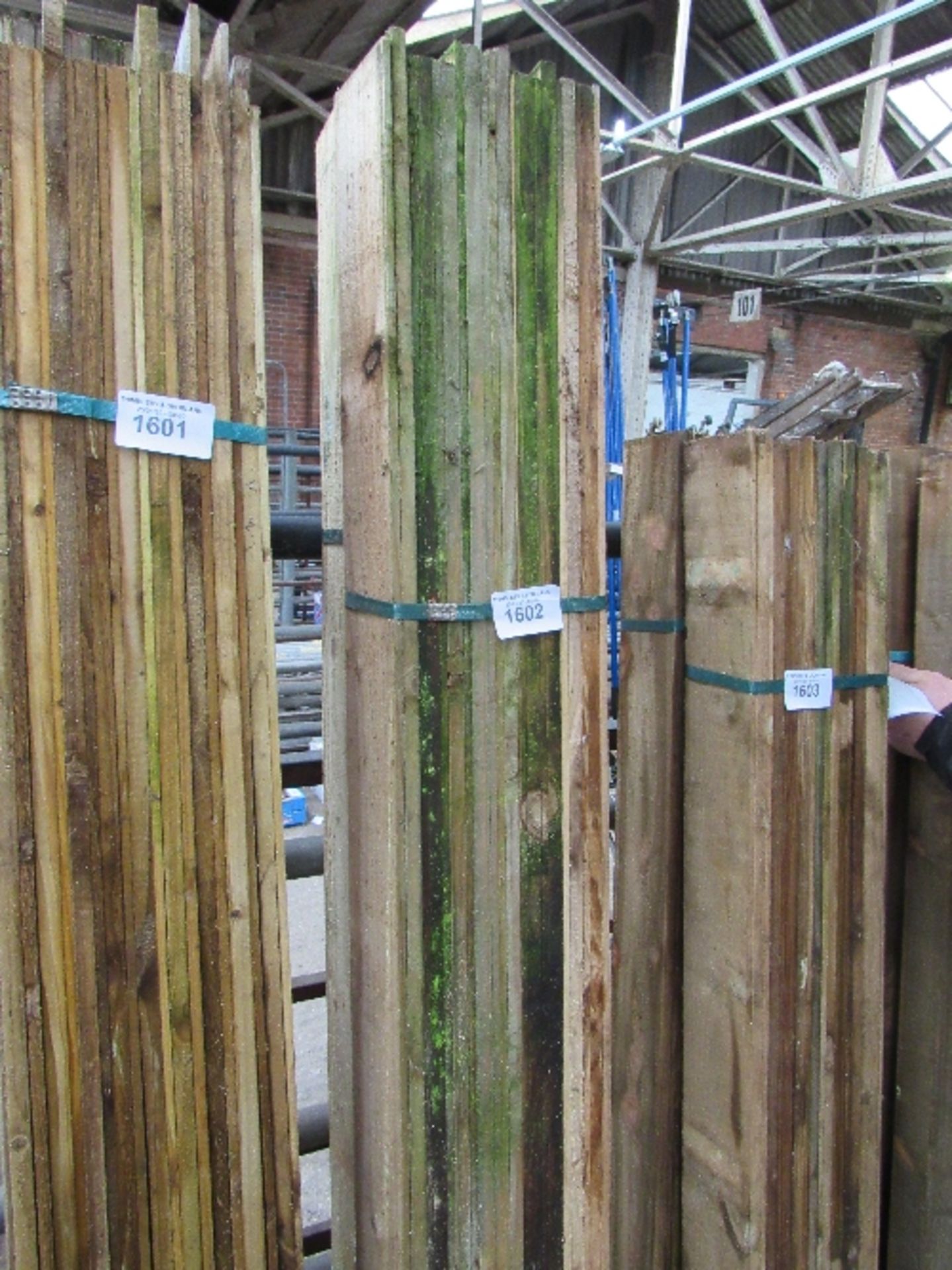 2 packs of feather edge fencing, approx 6ft