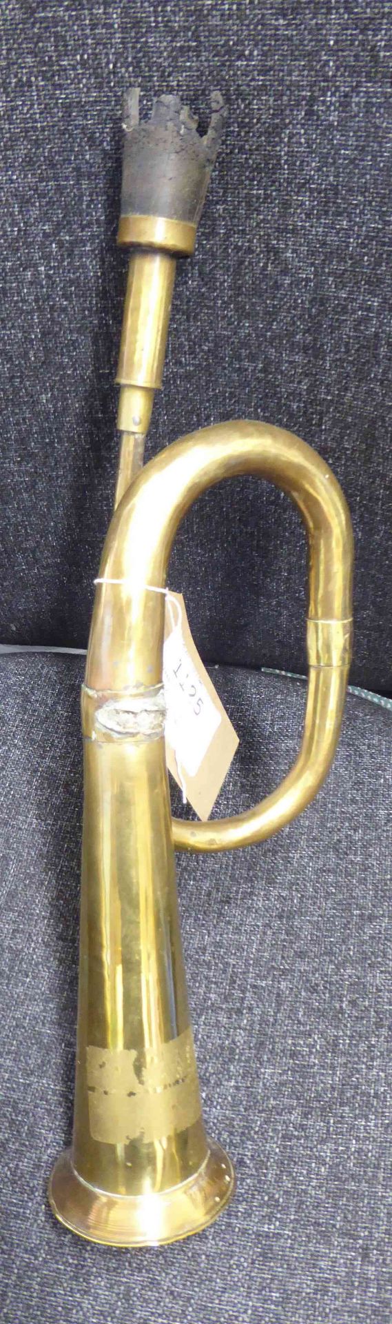 Brass hunt horn, approx. 17ins long. Needs new rubber mouthpiece