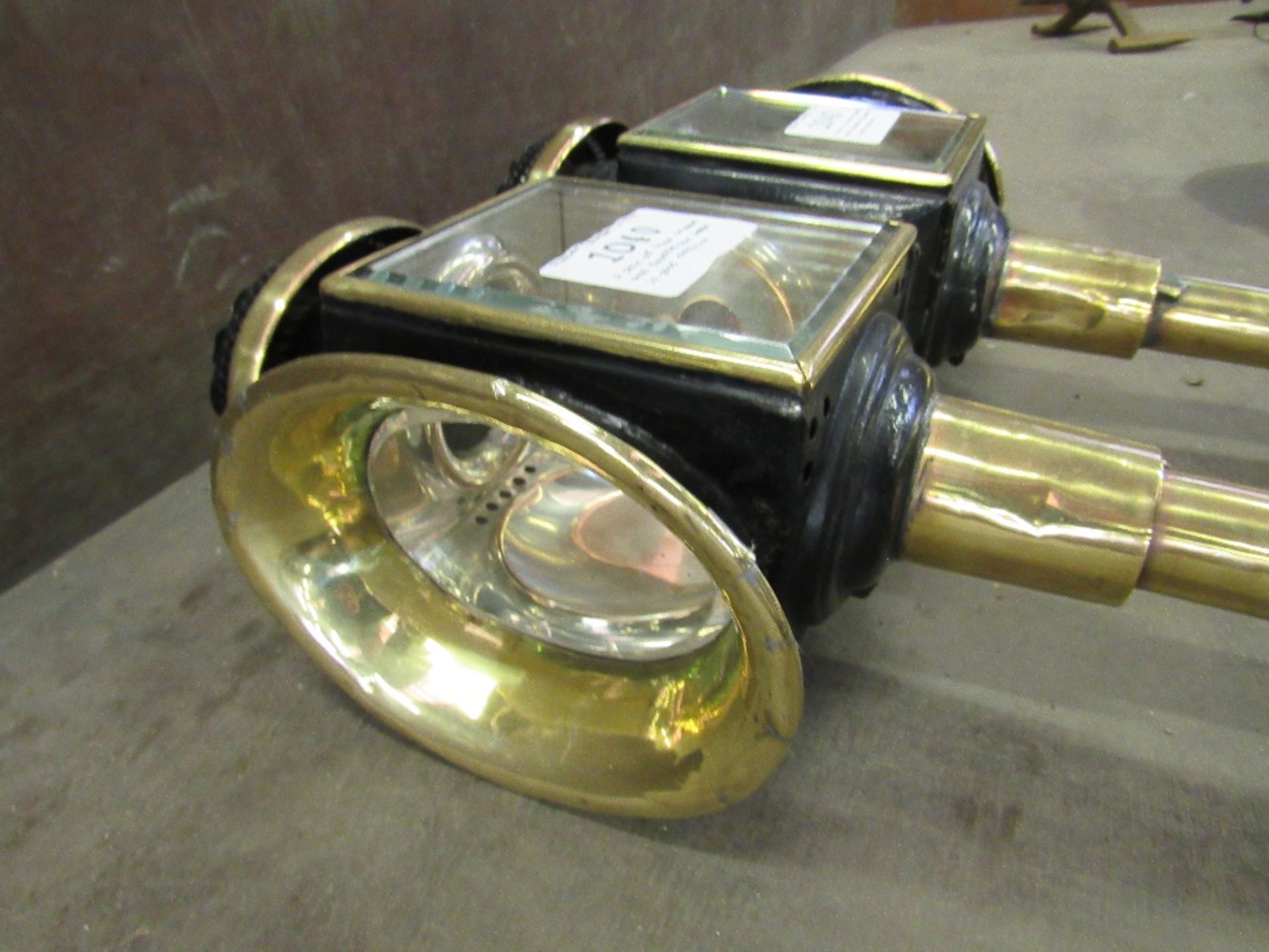 A pair of brass trimmed oval fronted Gig Lamps in good condition - Image 3 of 5