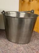 Stainless steel bucket, 9.5ins