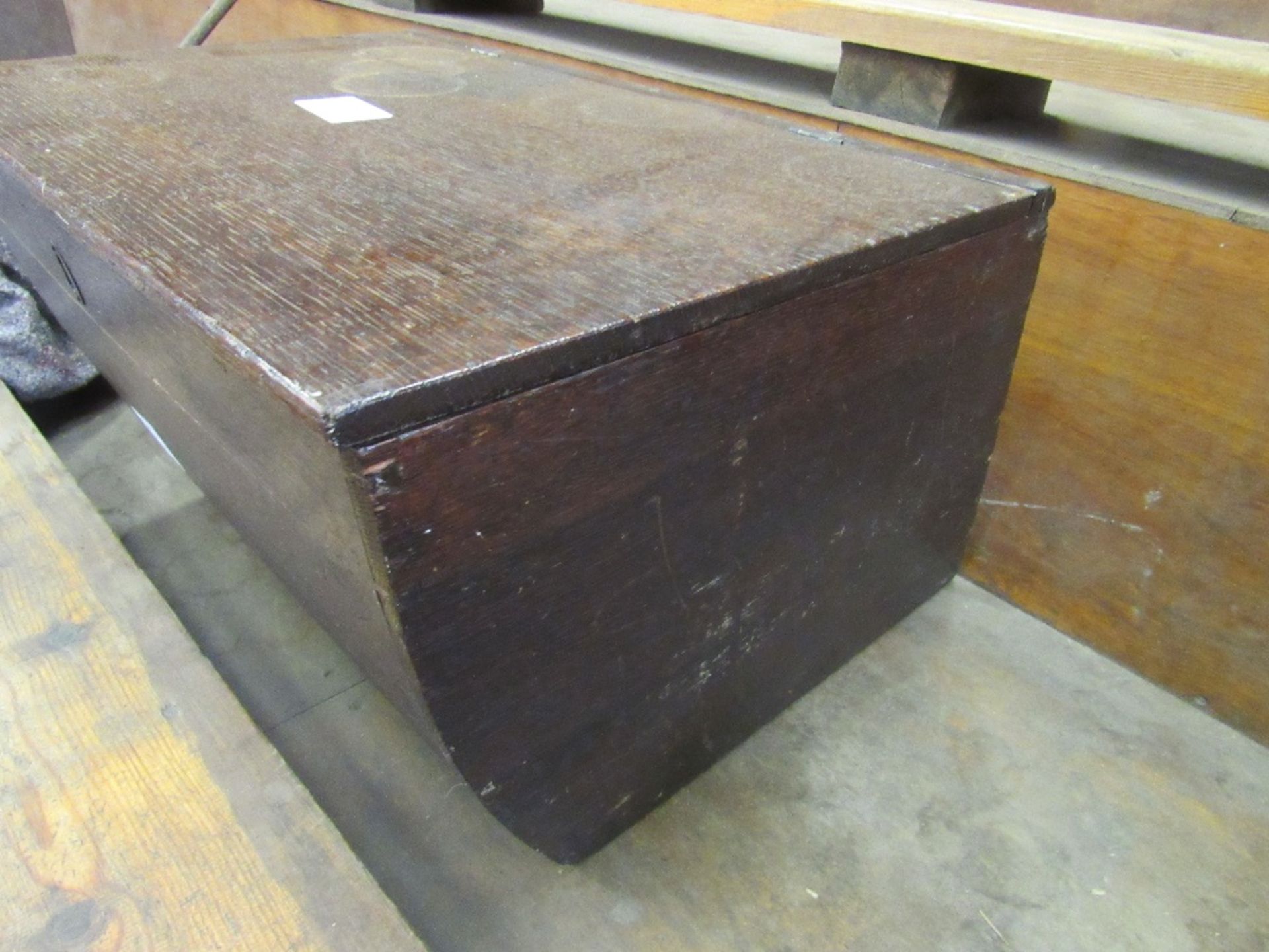 A front boot box made of oak for a travelling Chariot - Image 3 of 3