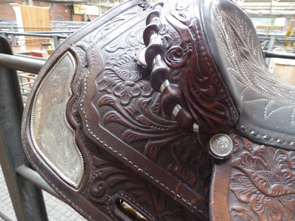 Full size brown leather Western saddle made in Wyoming, USA with decorative stitching and whitemetal - Image 3 of 5