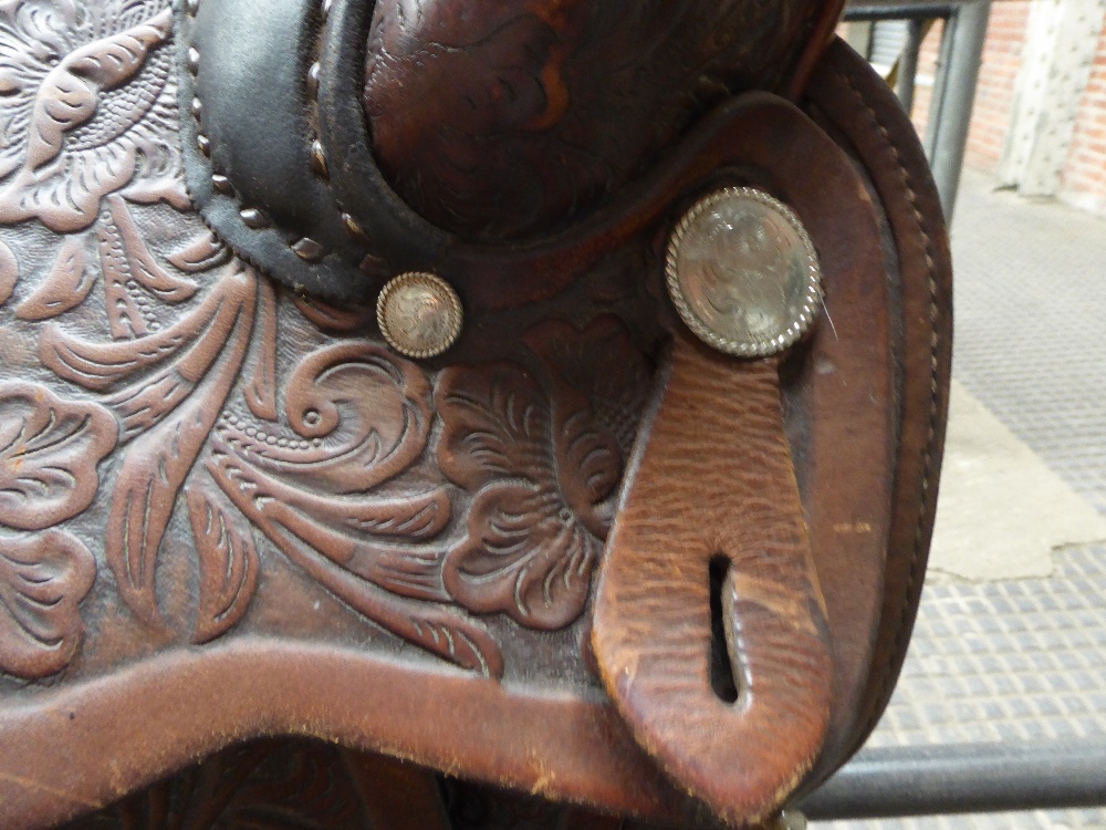 Full size brown leather Western saddle made in Wyoming, USA with decorative stitching and whitemetal - Image 4 of 5