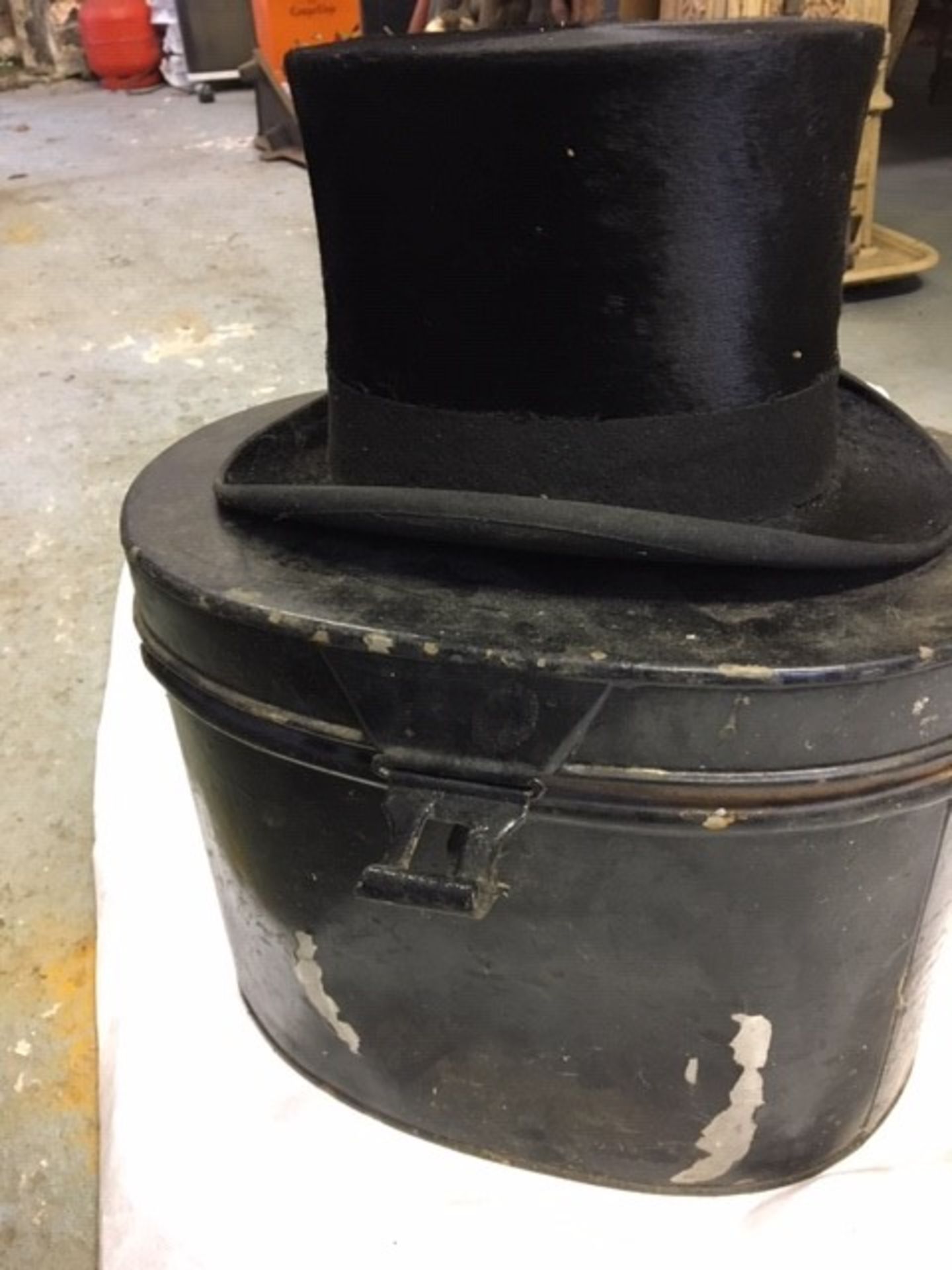 Black top hat in a tin hat box - Image 2 of 3
