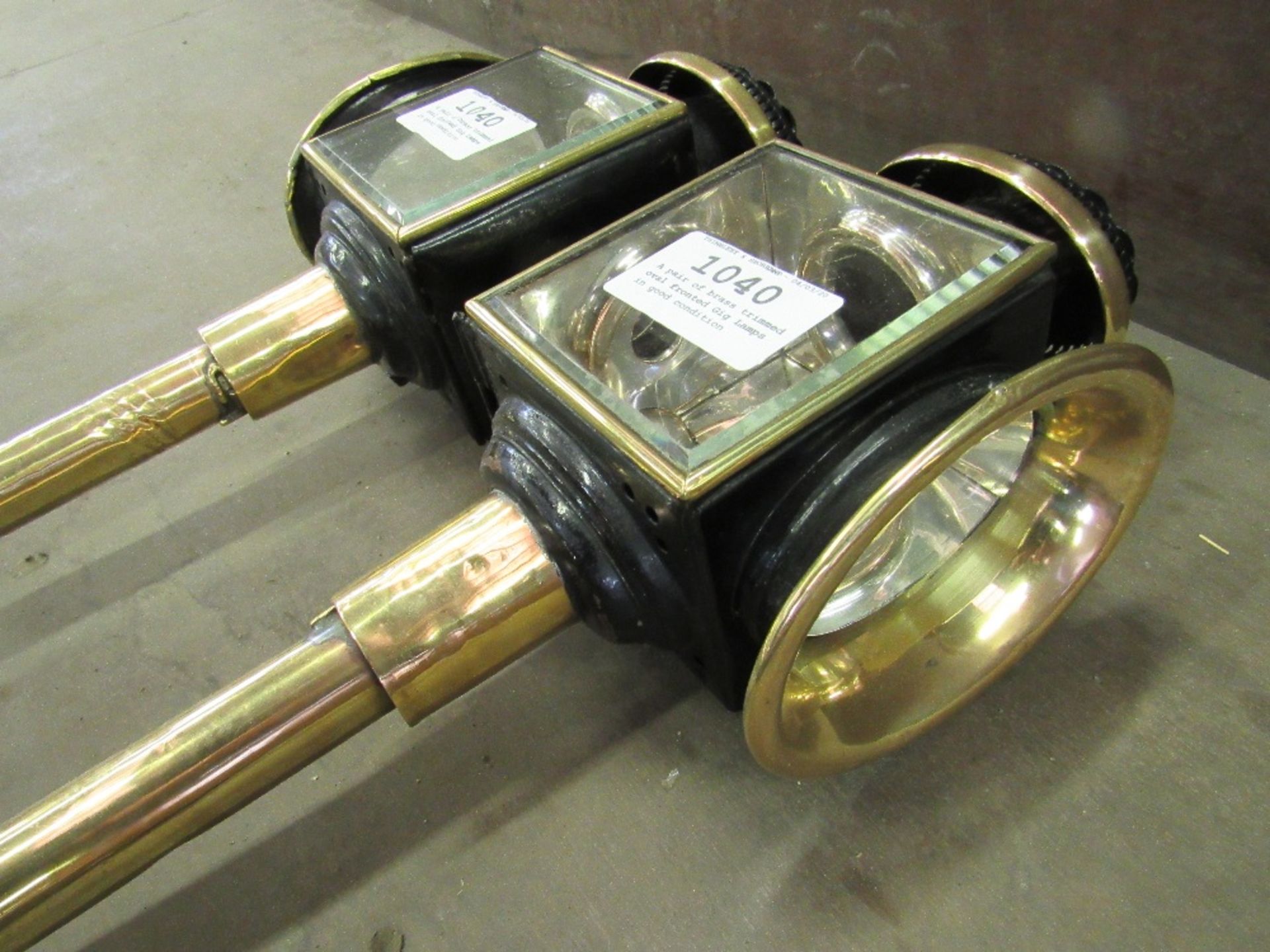 A pair of brass trimmed oval fronted Gig Lamps in good condition - Image 2 of 5