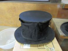 A folding opera top hat