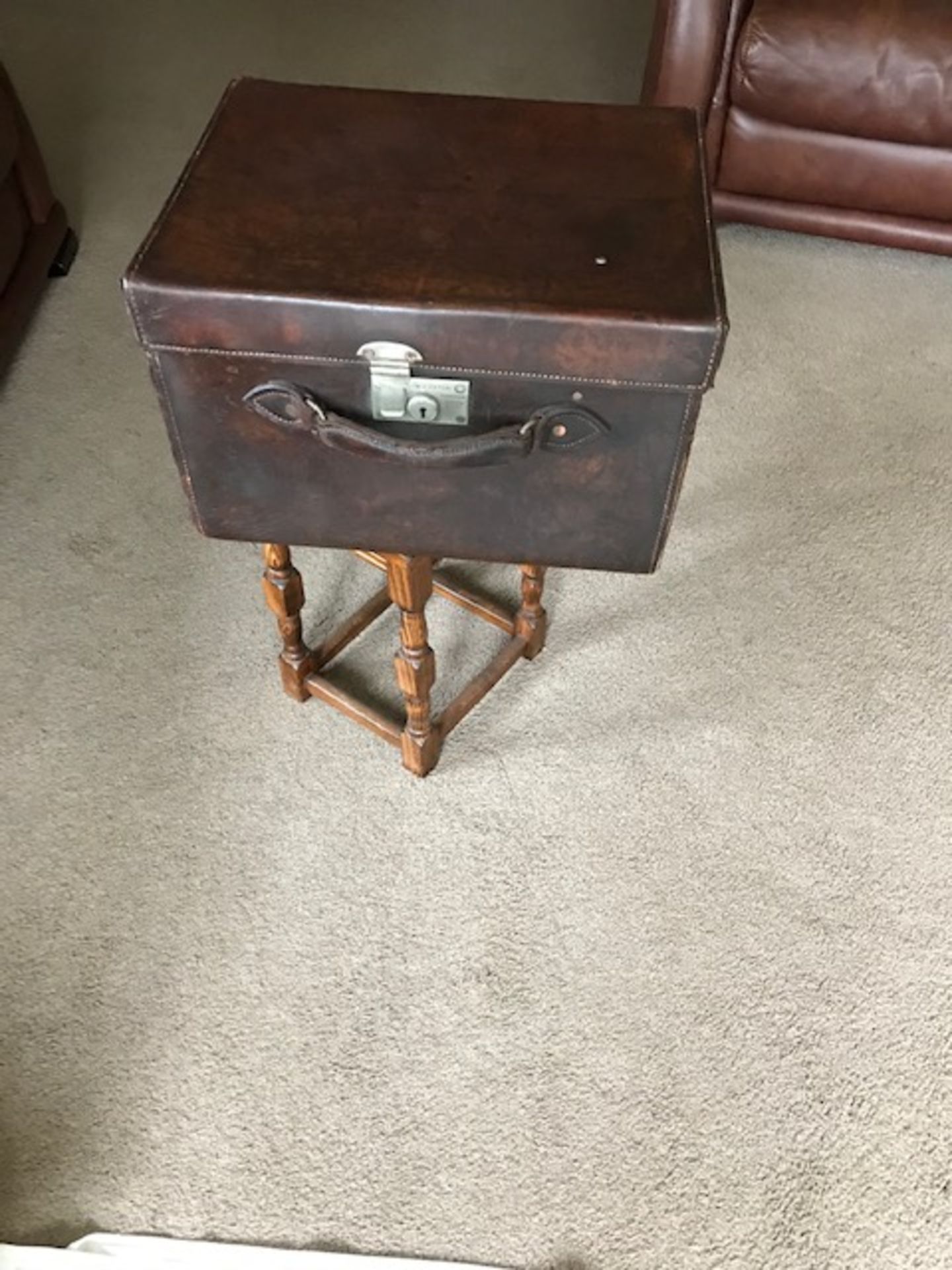 Good quality brown leather square hat box, 43cms x 35cms x 27cms