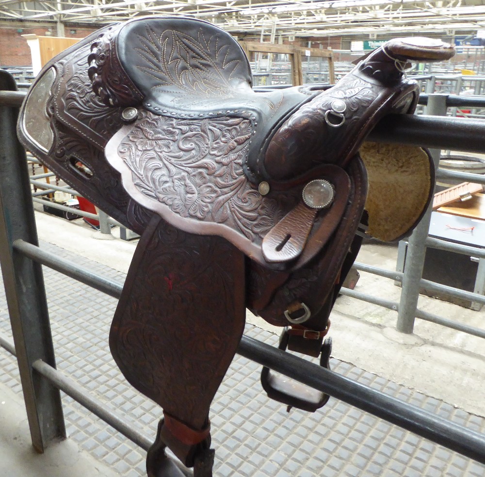 Full size brown leather Western saddle made in Wyoming, USA with decorative stitching and whitemetal - Image 2 of 5