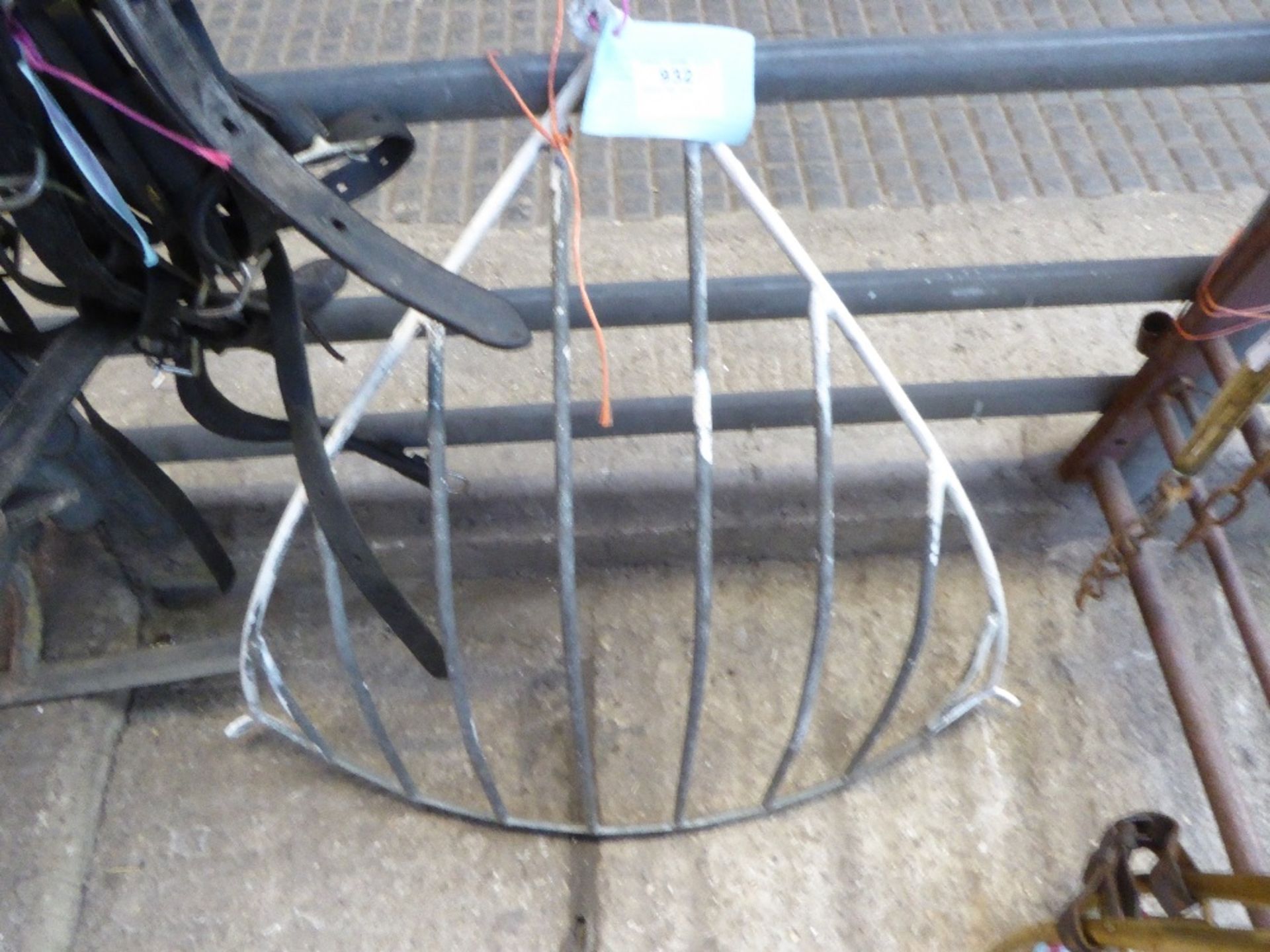 Corner hay rack