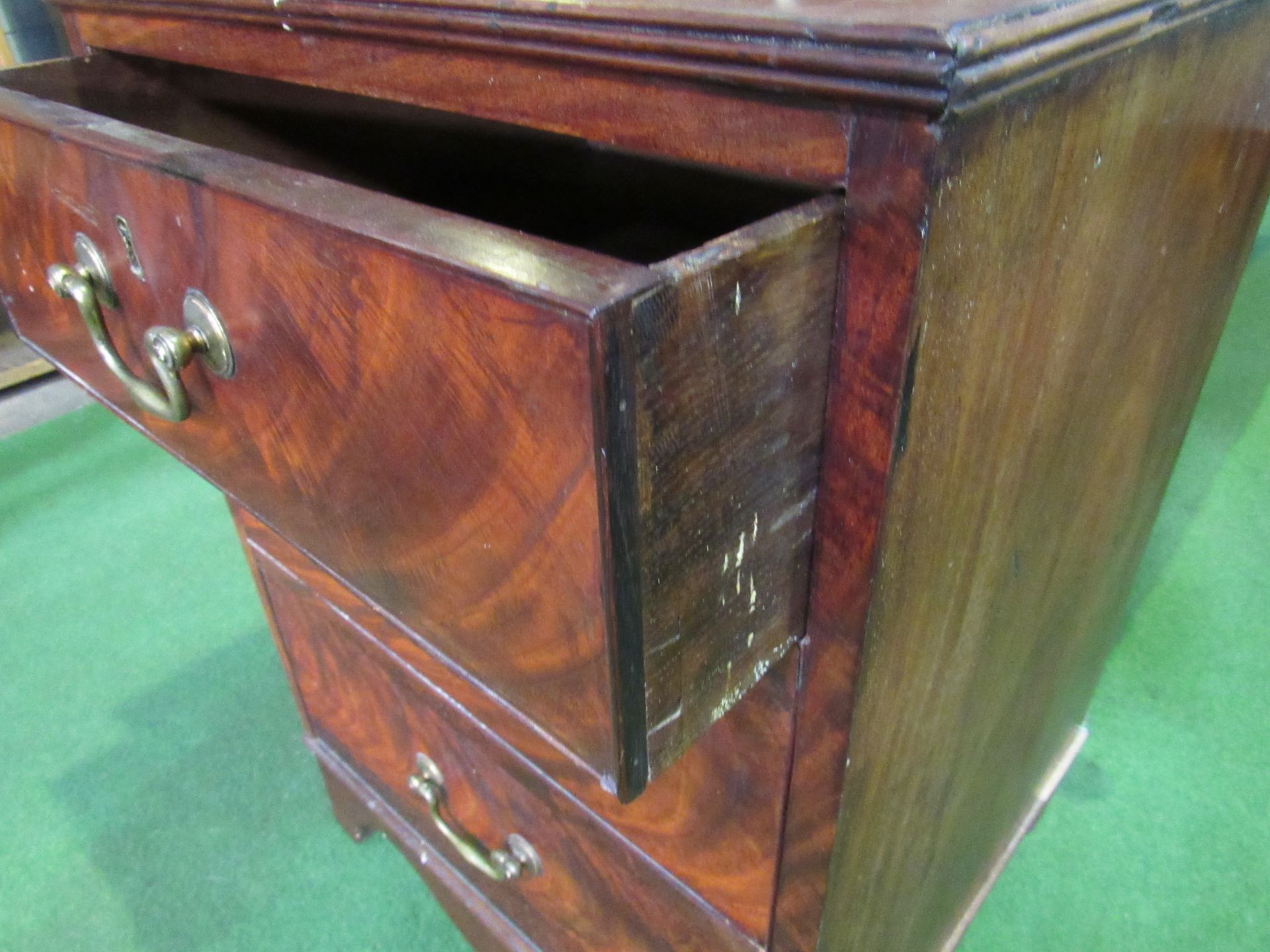 Mahogany small chest of 3 graduated drawers, 53 x 49 x 74cms. Estimate £10-20 - Image 3 of 3